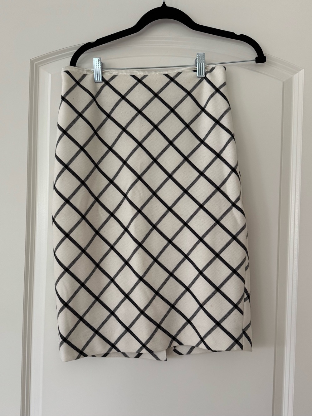 The Limited Classic Ivory Windowpane Pencil Skirt. Size 6